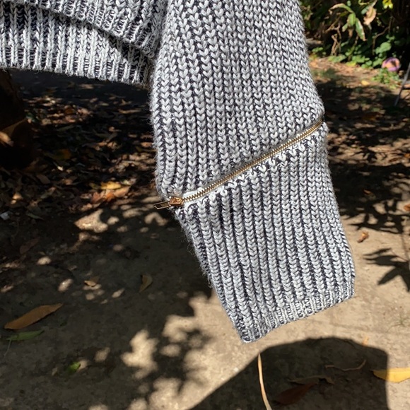 Mock neck sweater (SOLD) - Picture 3 of 7